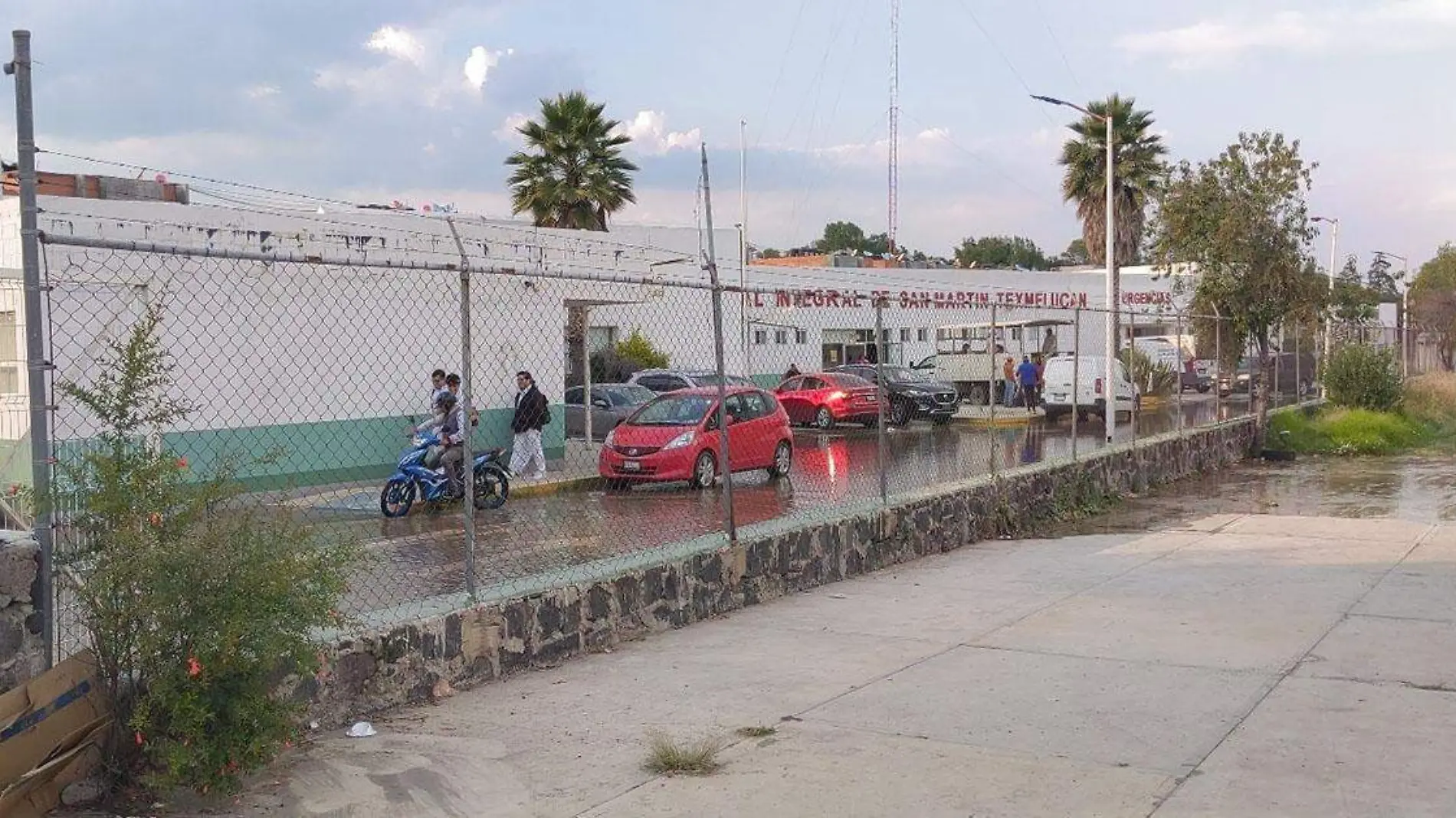 Un masculino quien viajaba a bordo de una motocicleta fue atacado a balazos en Texmelucan